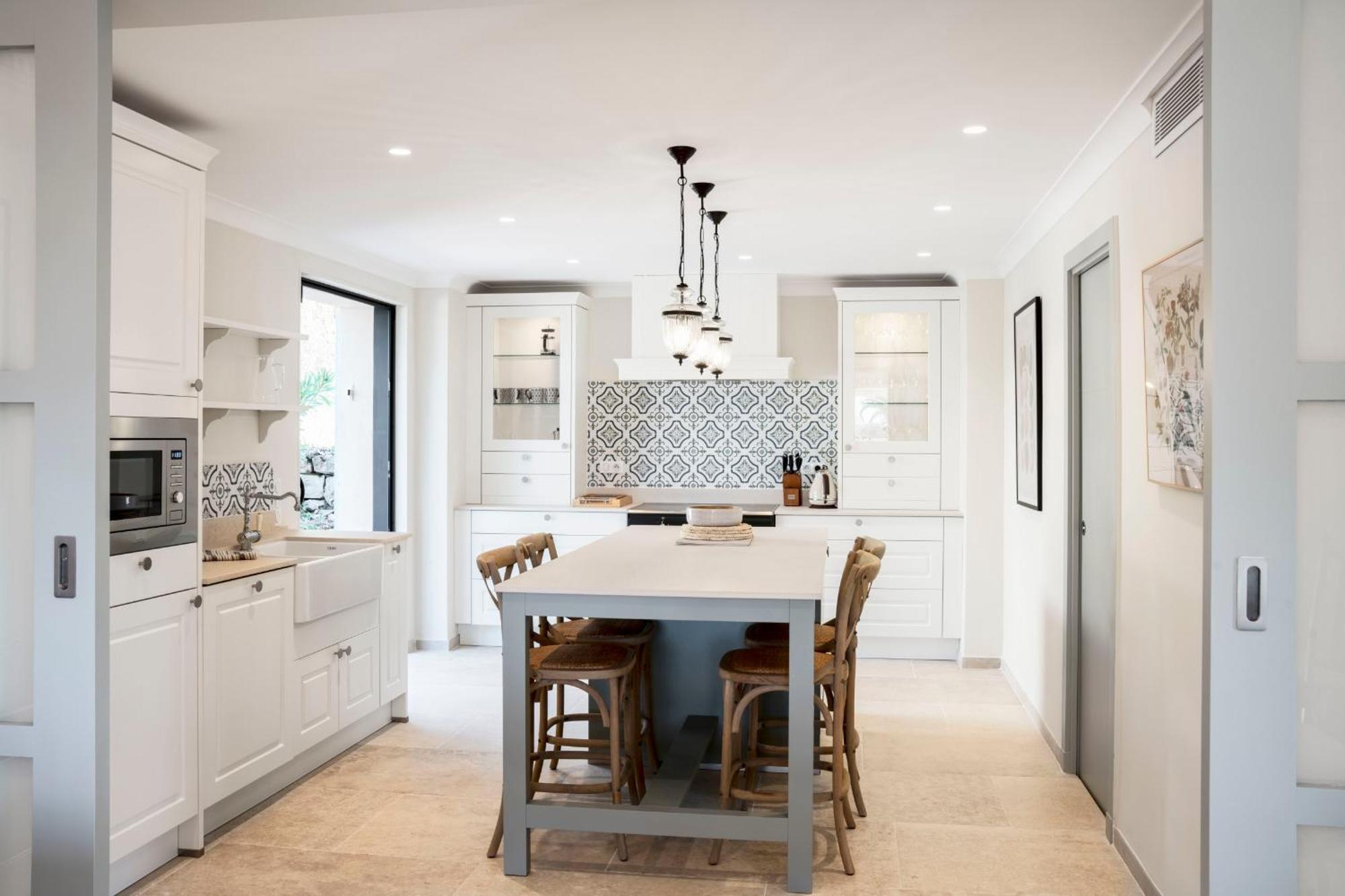 Luxury - Stunning 5 Bedroom To Rent