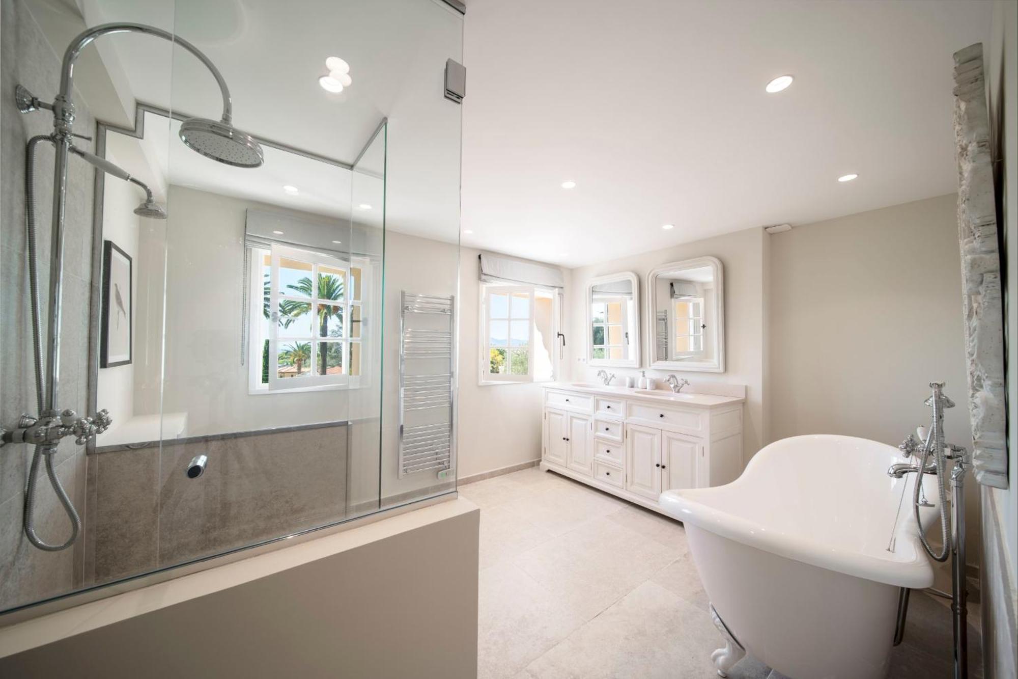 Villa Luxury - Stunning 5 Bedroom To Rent