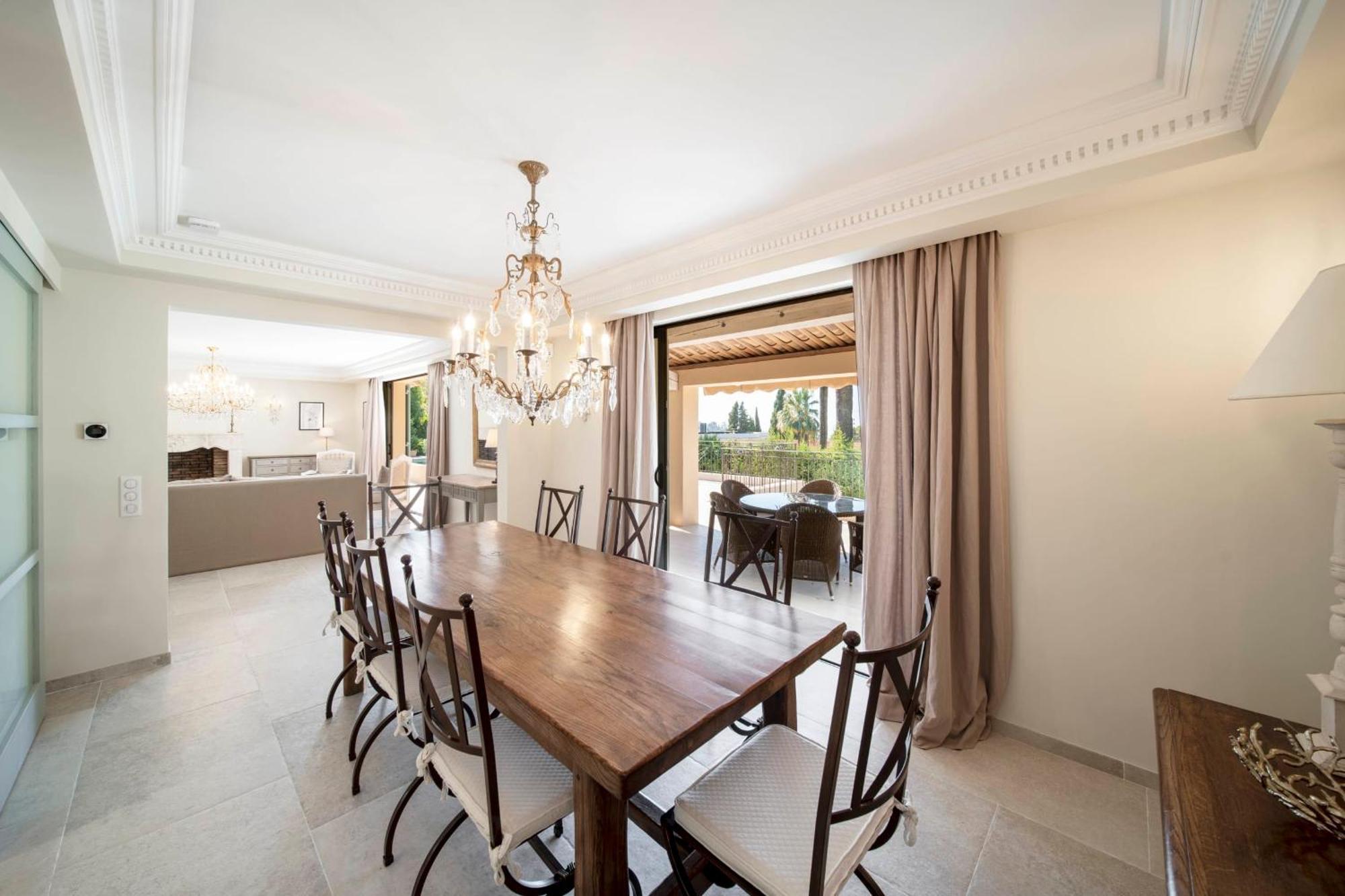 Luxury - Stunning 5 Bedroom To Rent Villa
