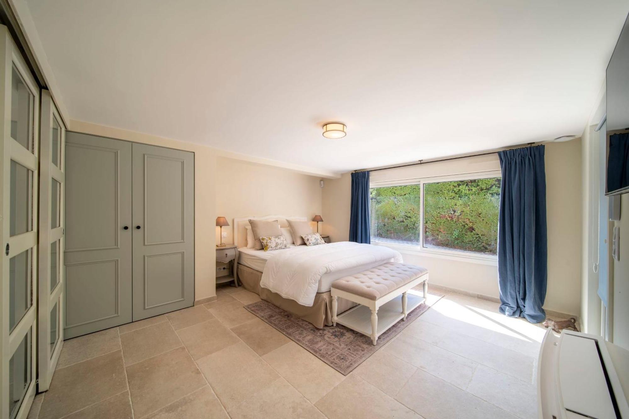 Luxury - Stunning 5 Bedroom To Rent Villa *
