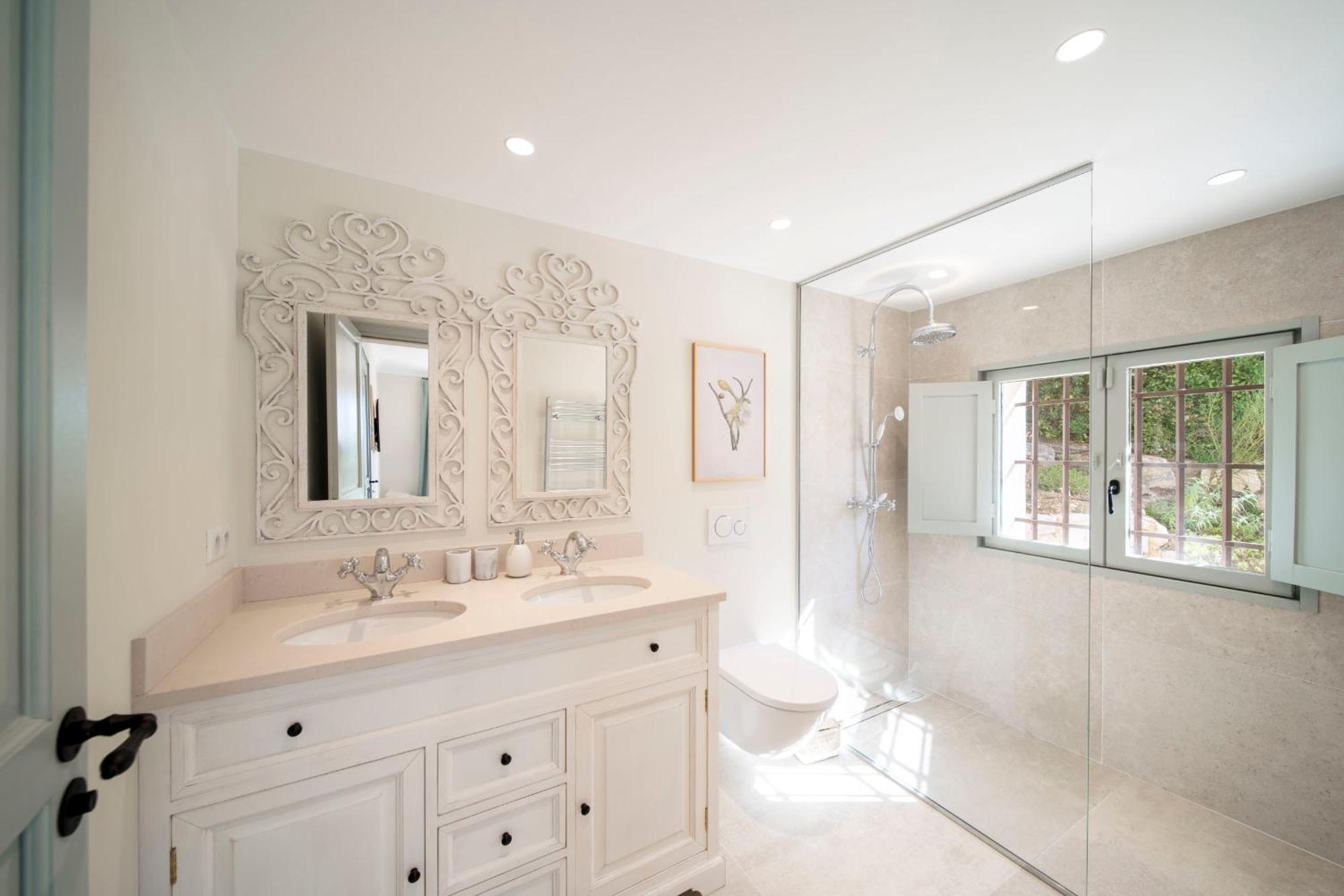 Luxury - Stunning 5 Bedroom To Rent