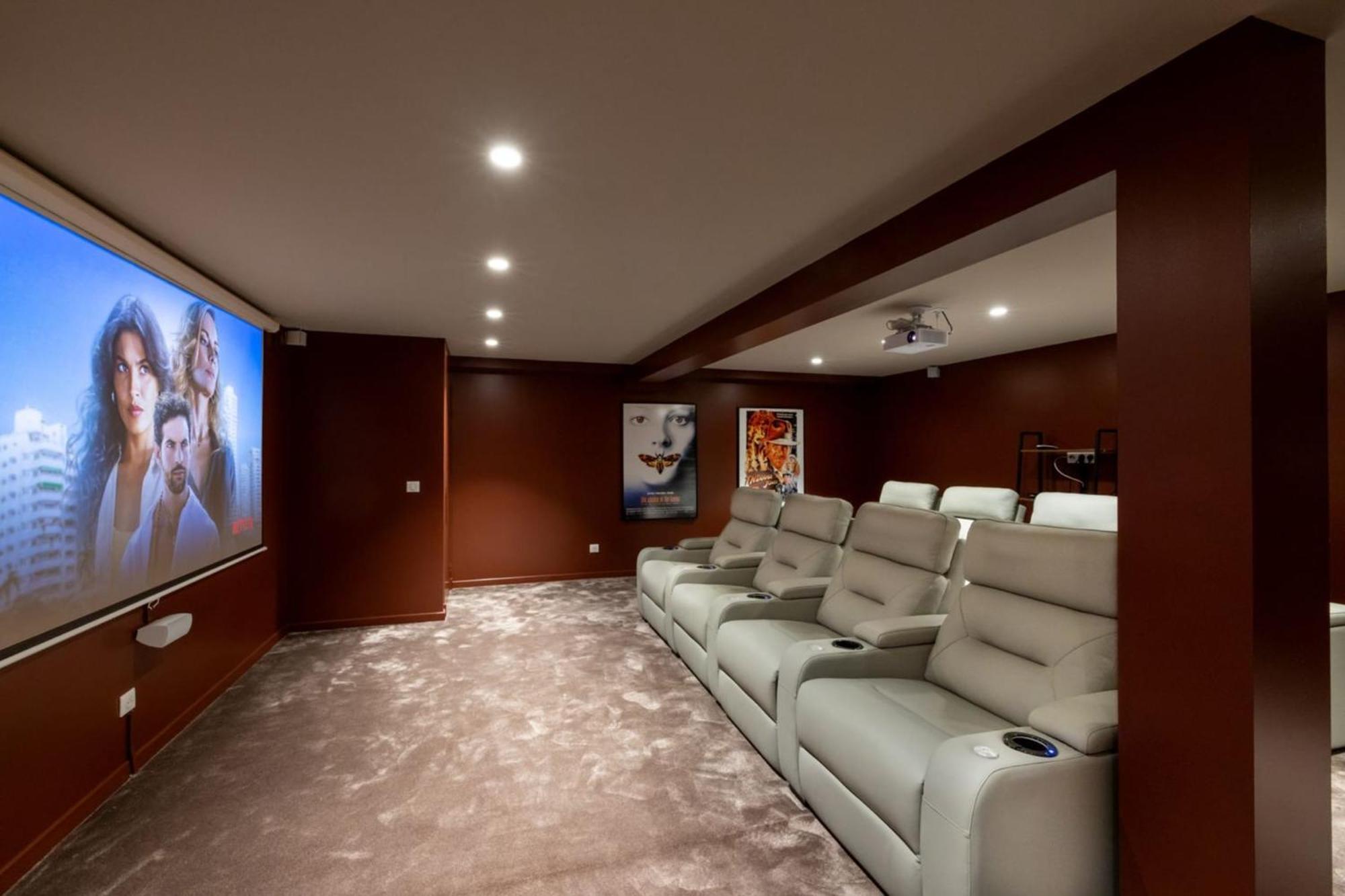 Luxury - Stunning 5 Bedroom To Rent *